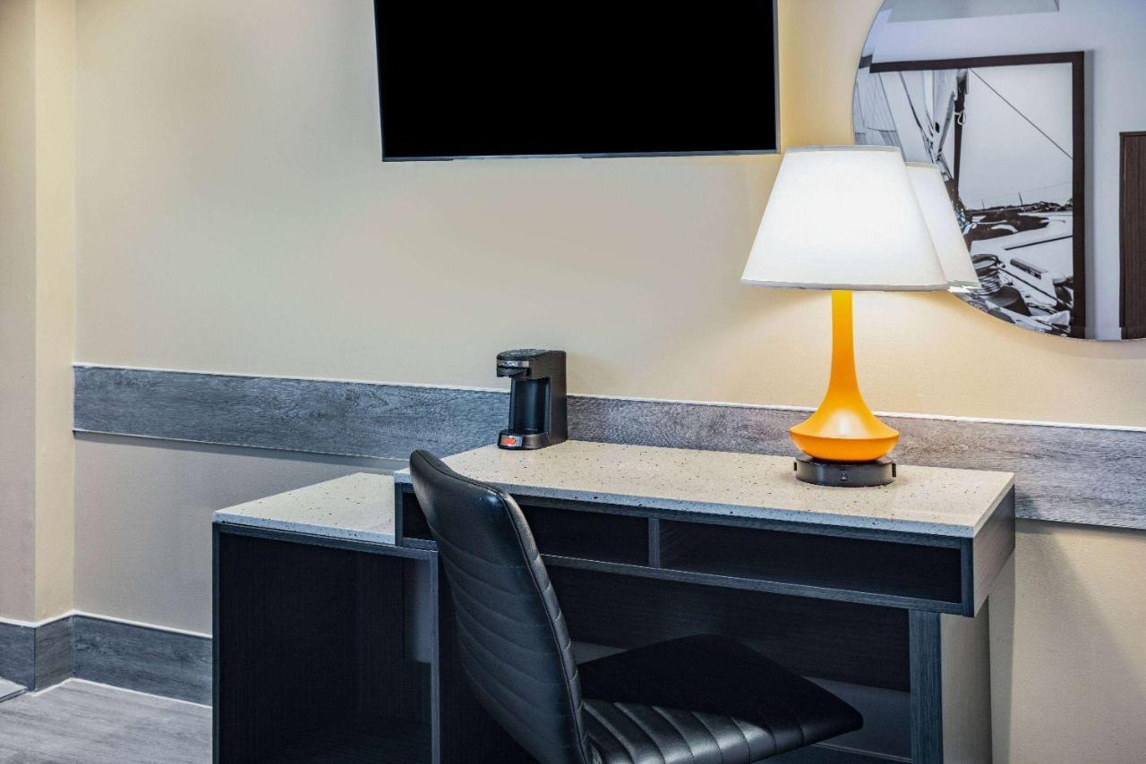 Super 8 By Wyndham Lindenhurst Экстерьер фото