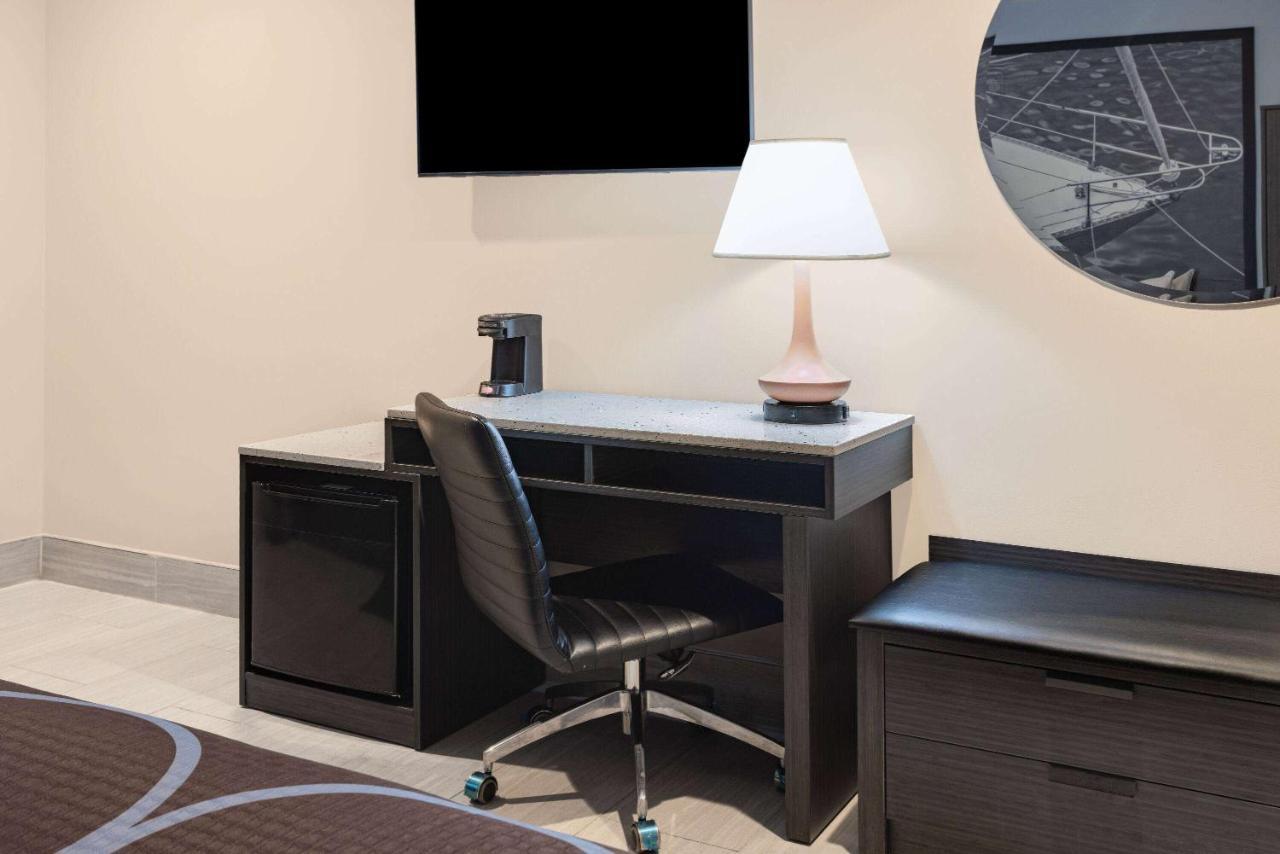 Super 8 By Wyndham Lindenhurst Экстерьер фото